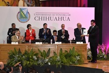 Images_169284_thumb_gobernador_en_iii_informe_uach_(8)