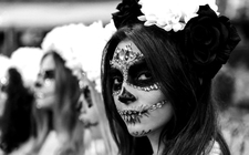 Images_170009_thumb_edecan-vestida-catrina-duelo-cruz_0_9_958_596