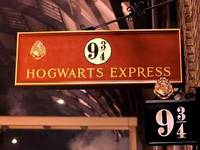Images_173509_thumb_31349-harry-potter-plataforma-9-3-4-nueve-y-tres-cuartos-plataforma-pelicula-vintage-papel-decoracion-adhesivos-de-pared-72x24-cm