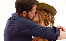 Images_185467_thumb_jennifer-lopez-sorprendio-fans-beso_0_56_1080_671