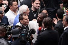 Images_213304_thumb_el-boxeador-estadounidense-floyd-mayweather-d-saluda-al-ex-boxeador-mexicano-julio-cesar-chavez-696x465.jpg.pagespeed.ce.ao3wg0mngr